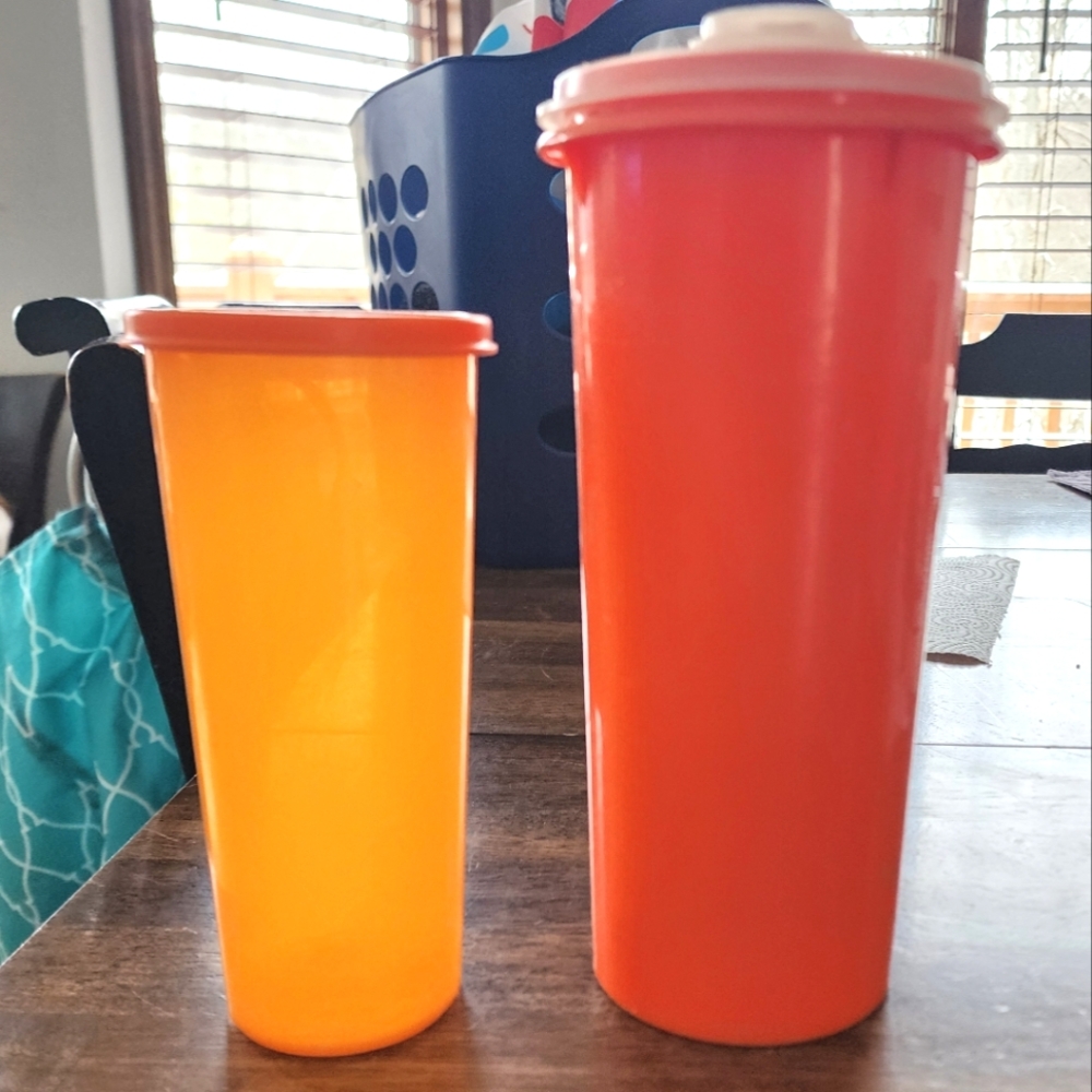 Vintage Tupperware - 1  container w 1 16 0z tumbler with lid #262 #5107